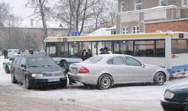 Miesto centre autobusui kelią pastojo mersedesas