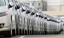 Naujų automobilių pardavimas Japonijoje sumažėjo beveik trečdaliu