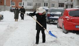 Klaipėdiečiai nuo sniego vadavo daugiabučių kiemus