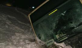 Pervažoje netoli Priekulės traukinys taranavo autobusą