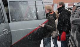 Vaikai - visureigiais per sniegą