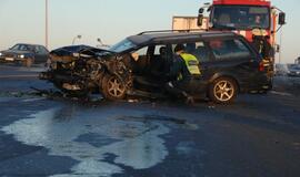 Ant Mokyklos gatvės viaduko susidūrė du automobiliai