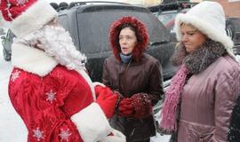 Vaikai - visureigiais per sniegą