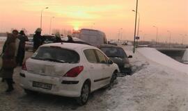 Ant Mokyklos gatvės viaduko susidūrė automobiliai