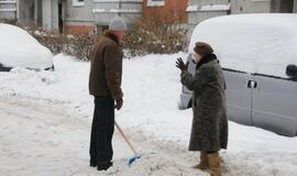 Klaipėdiečiai nuo sniego vadavo daugiabučių kiemus