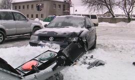 Automobilis Klaipėdoje nuvertė šviesoforą