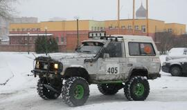 Vaikai - visureigiais per sniegą