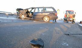 Ant Mokyklos gatvės viaduko susidūrė du automobiliai