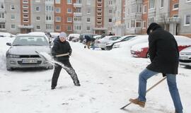 Klaipėdiečiai nuo sniego vadavo daugiabučių kiemus