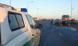 Ant Mokyklos gatvės viaduko susidūrė du automobiliai