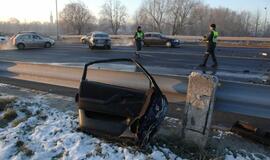 Ant Mokyklos gatvės viaduko susidūrė du automobiliai