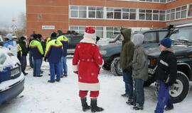 Vaikai - visureigiais per sniegą