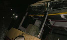 Pervažoje netoli Priekulės traukinys taranavo autobusą