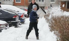 Klaipėdiečiai nuo sniego vadavo daugiabučių kiemus