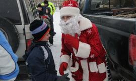 Vaikai - visureigiais per sniegą