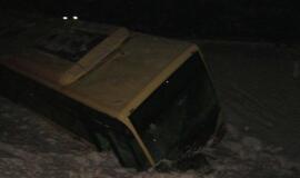 Pervažoje netoli Priekulės traukinys taranavo autobusą