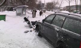 Automobilis Klaipėdoje nuvertė šviesoforą