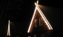 Neringos sodybas apraizgė šventinės girliandos