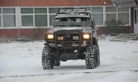 Vaikai - visureigiais per sniegą