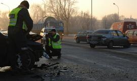 Ant Mokyklos gatvės viaduko susidūrė du automobiliai