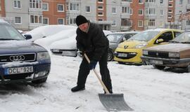 Klaipėdiečiai nuo sniego vadavo daugiabučių kiemus