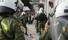 Policija demonstrantus Atėnuose "pavaišino" ašarinėmis dujomis