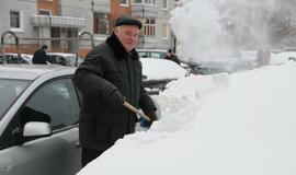 Klaipėdiečiai nuo sniego vadavo daugiabučių kiemus
