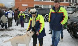 Vaikai - visureigiais per sniegą