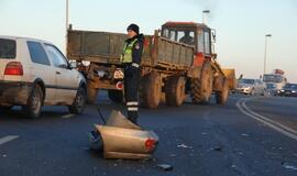 Ant Mokyklos gatvės viaduko susidūrė du automobiliai