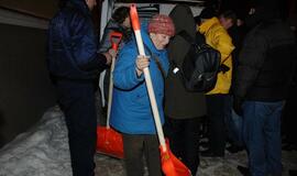 Kovai su sniegu klaipėdiečiams dalinami kastuvai