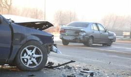 Ant Mokyklos gatvės viaduko susidūrė du automobiliai