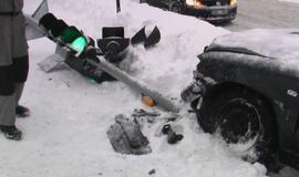 Automobilis Klaipėdoje nuvertė šviesoforą