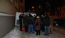 Kovai su sniegu klaipėdiečiams dalinami kastuvai