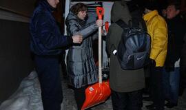 Kovai su sniegu klaipėdiečiams dalinami kastuvai