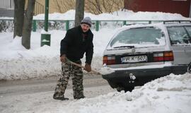 Klaipėdiečiai nuo sniego vadavo daugiabučių kiemus