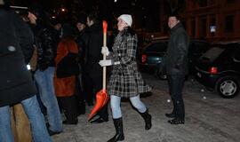 Kovai su sniegu klaipėdiečiams dalinami kastuvai