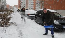 Klaipėdiečiai nuo sniego vadavo daugiabučių kiemus