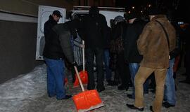 Kovai su sniegu klaipėdiečiams dalinami kastuvai