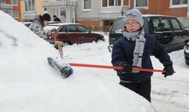 Klaipėdiečiai nuo sniego vadavo daugiabučių kiemus