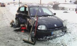 Ant Mokyklos gatvės viaduko susidūrė automobiliai