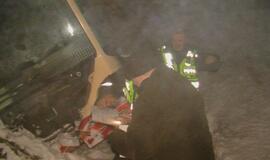 Pervažoje netoli Priekulės traukinys taranavo autobusą