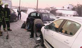 Ant Mokyklos gatvės viaduko susidūrė automobiliai