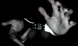 Sprukdamas parduotuvės plėšikas pateko po automobilio ratais