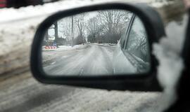 Vairuotojams: krašto keliai pasidengę sniegu, provėžoti