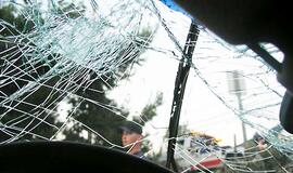 Automobiliai žmones žaloja ne tik avarijose