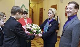 Dmitrijus Medvedevas pažadėjo milijoną dolerių našlaičių prieglaudai