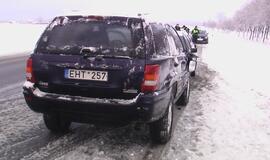 "Jeep" nuo smūgio į medžius sulaikė pusnis