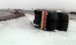 Keleivius vežęs autobusas vertėsi nuo kelio