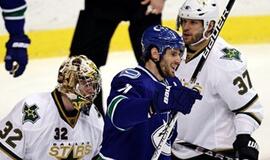 NHL - triuškinanti "Canucks" pergalė