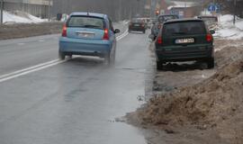 Sniego krūvos Klaipėdos gatvėse riboja eismą